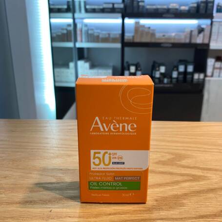 AVENE ULTRA FLUID OIL CONTROL CON COLOR